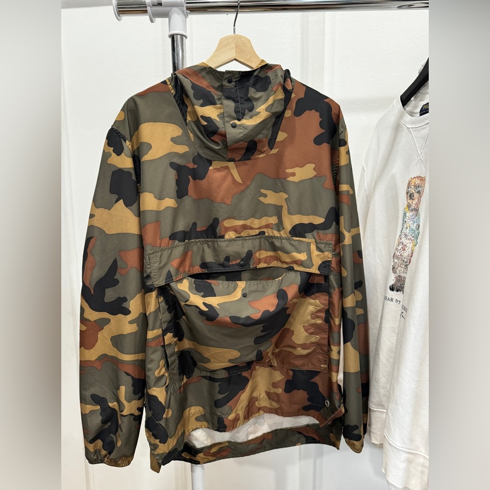 Herschel light raincoat. Camo. Excellent condition. No wear or tear. Size Medium